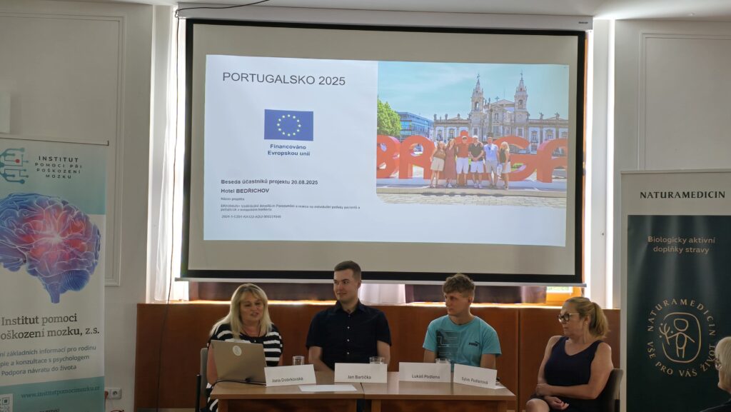 Fotografie Bohuslav Větrovský na odborné akci s projektem Erasmus zaměřeným na porozumění a reakci na individuální potřeby pacientů, video ukazuje prezentaci v hotelu Bedřichov a diskusi o vzdělávacích aktivitách.