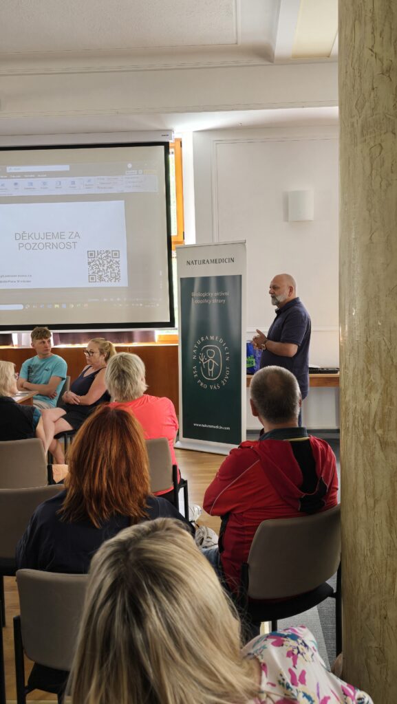 Větrovský Bohuslav při přednášce na téma přírodní medicína a zdraví, představuje biologicky aktivní doplňky stravy, zaměřeno na přirozenou podporu imunity a životního stylu.