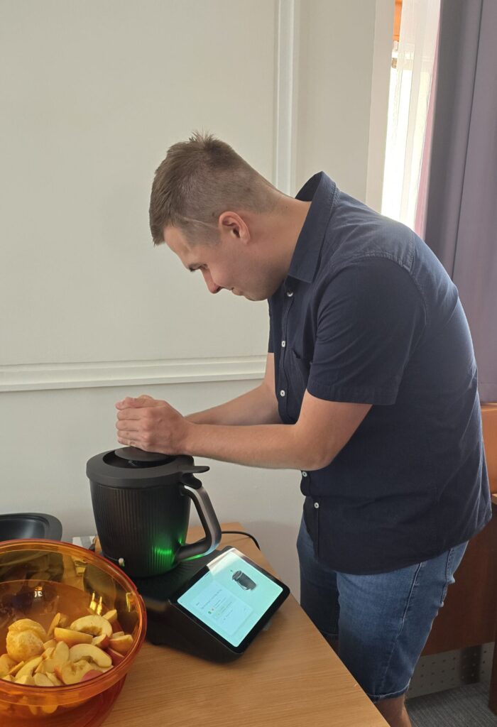 Kvalitní optické přístroje Bohuslav Větrovský, specialista na optiku, při práci s moderními vizuálními technologiemi.