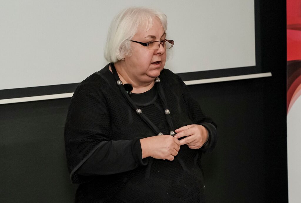 Škola Mystiky, Dana Deverová