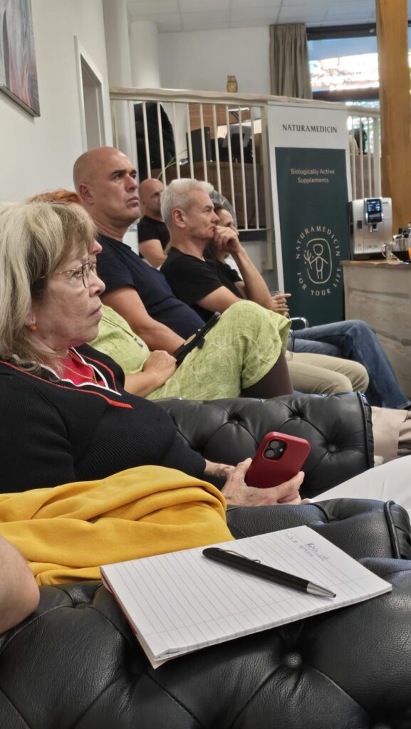 Účastníci naslouchají v Clubu NATURAMEDICIN – Škola mystiky, září 2026