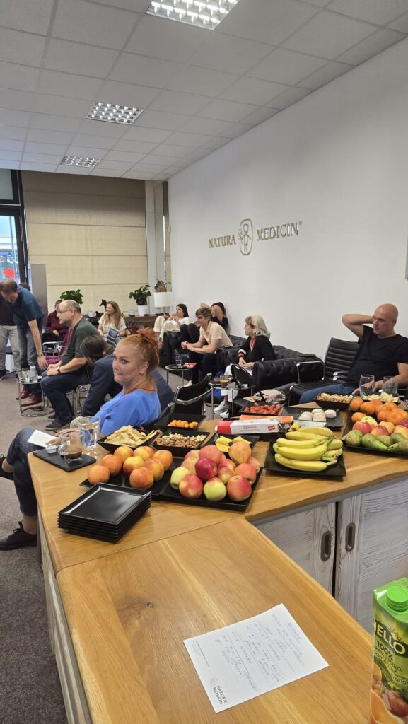 Celkový pohled na účastníky a občerstvení – Škola mystiky, září 2026