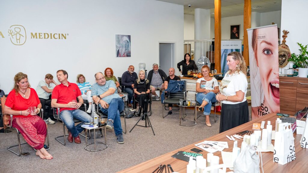 Účastníci a Ivana Bertschi během semináře o přírodní kosmetice