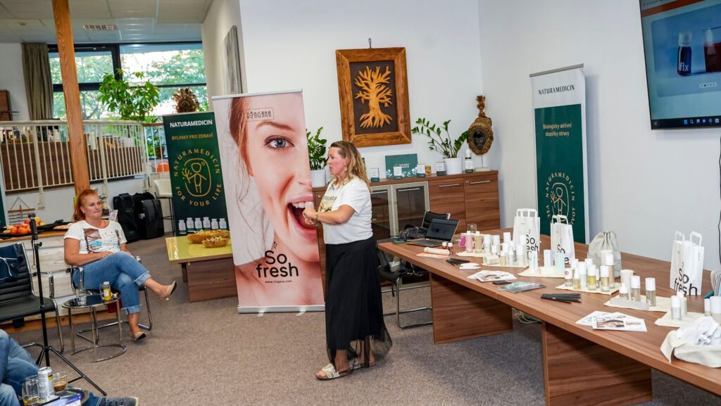 Ivana Bertschi představuje přírodní kosmetiku účastníkům Školy mystiky