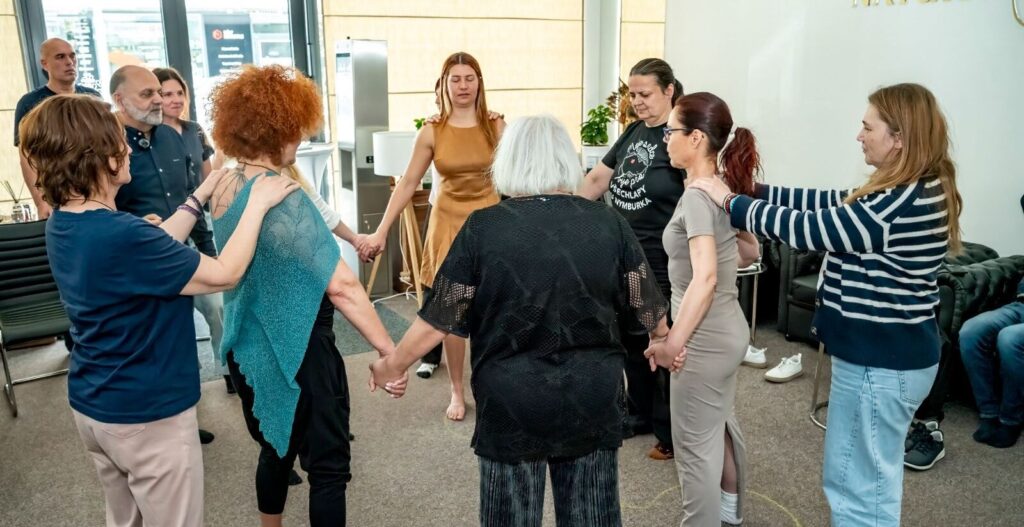 Účastníci Školy mystiky v praxi v Clubu NATURAMEDICIN v Praze