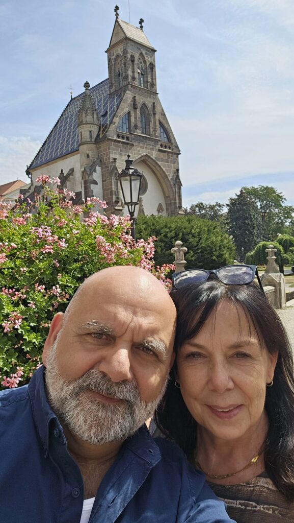 Bohuslav Větrovský a doprovod před Dómem svaté Alžběty