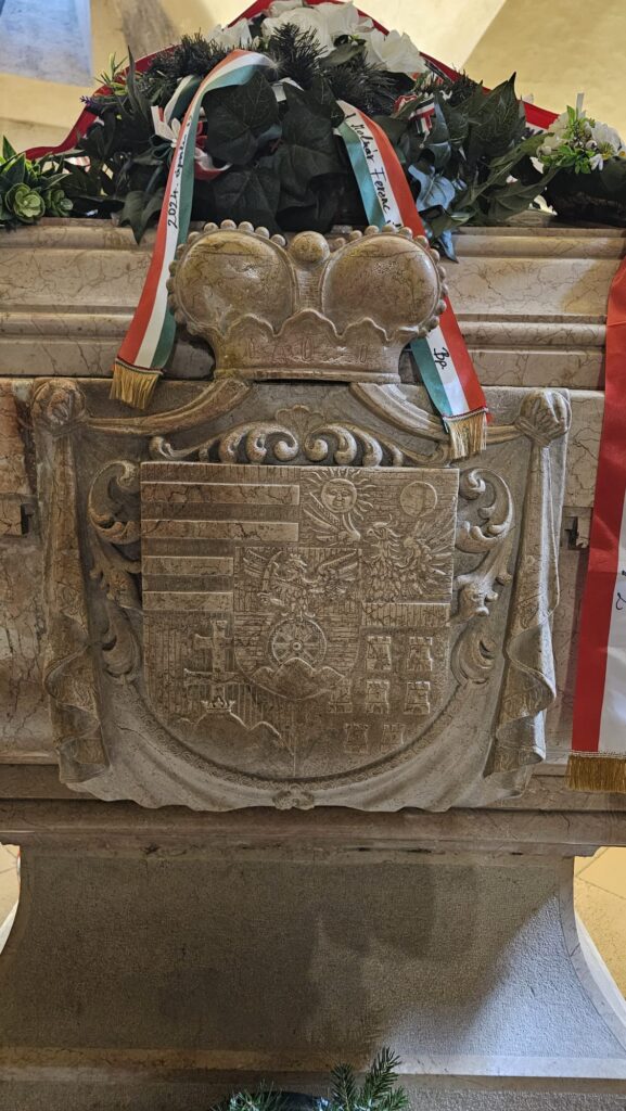 Detail náhrobku v kryptě